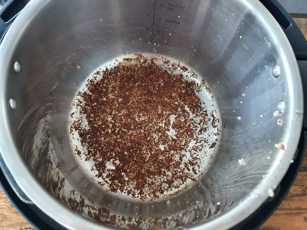 sur la table nutmeg grinder