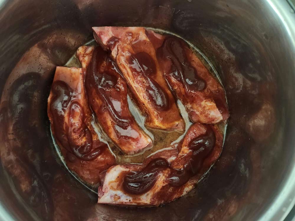 Cooking the country style ribs with bbq sauce in the Instant Pot