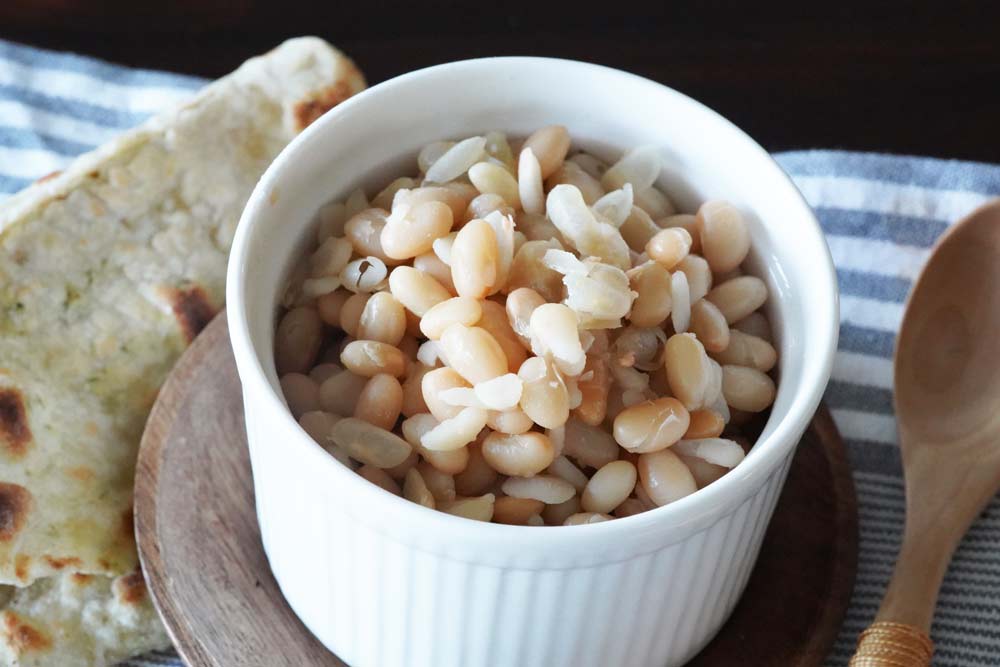 A bowl of navy beans