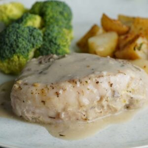 Creamy pork chops with potatoes and broccoli